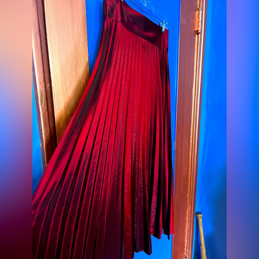 Scarlet red pleated high waisted luxurious skirt!